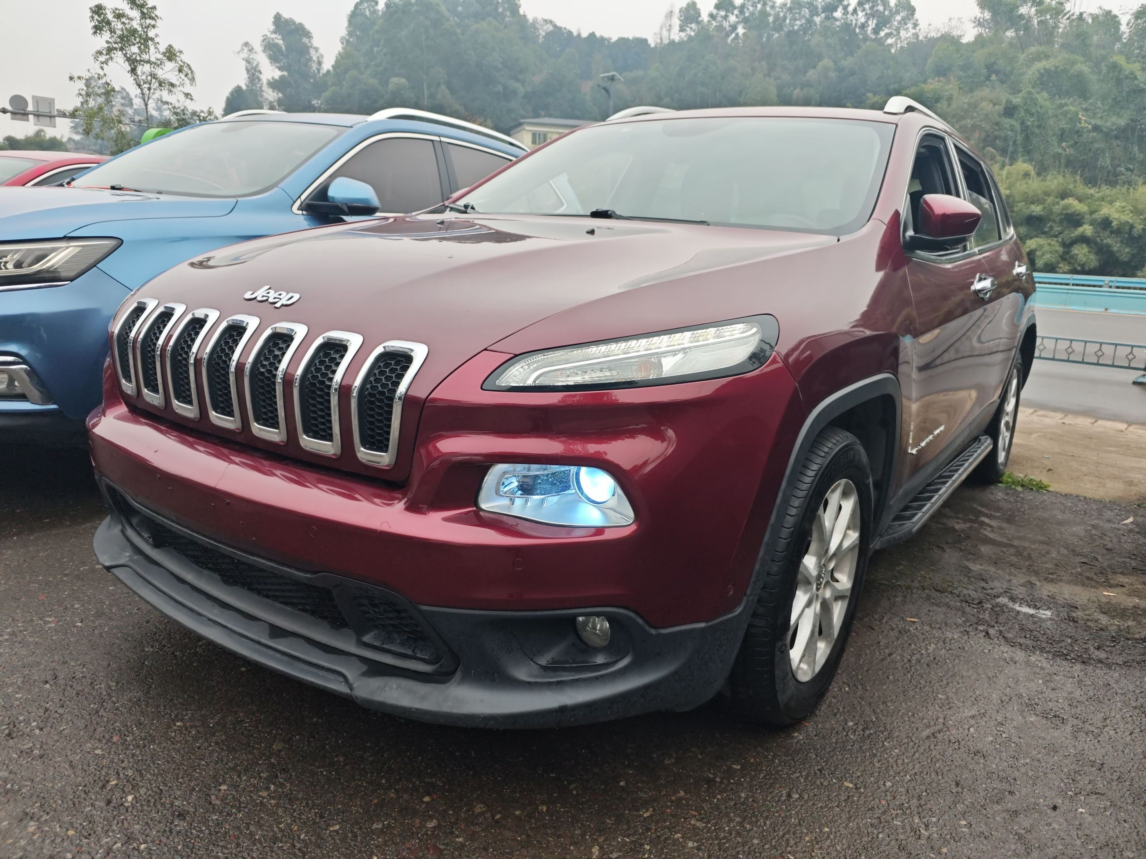 Под передней частью автомобиля