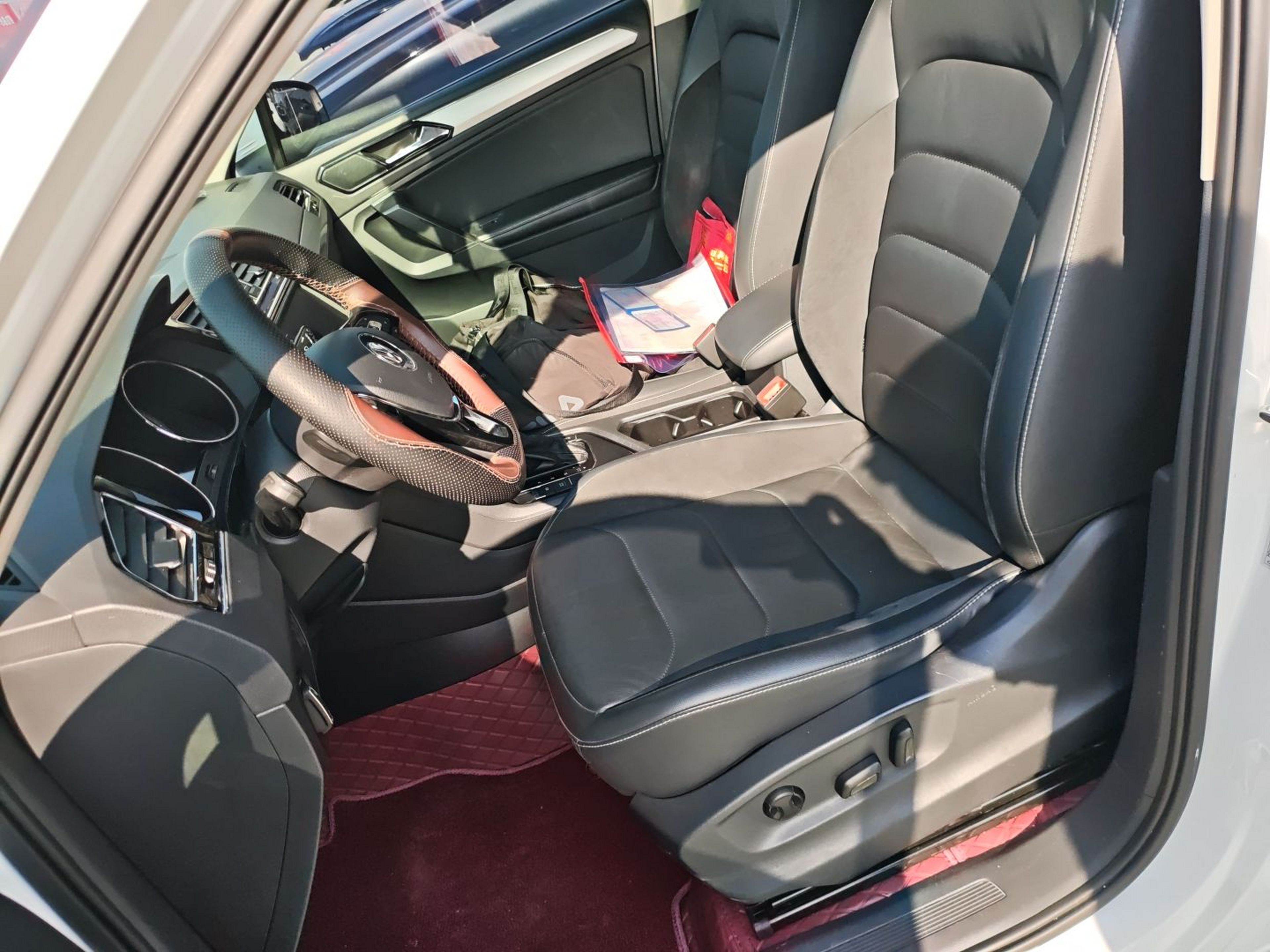 Переднее сиденье в автомобиле