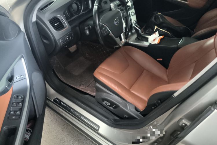 Used Volvo S60 2015 S60L 2.0T Zhiyuan Edition
