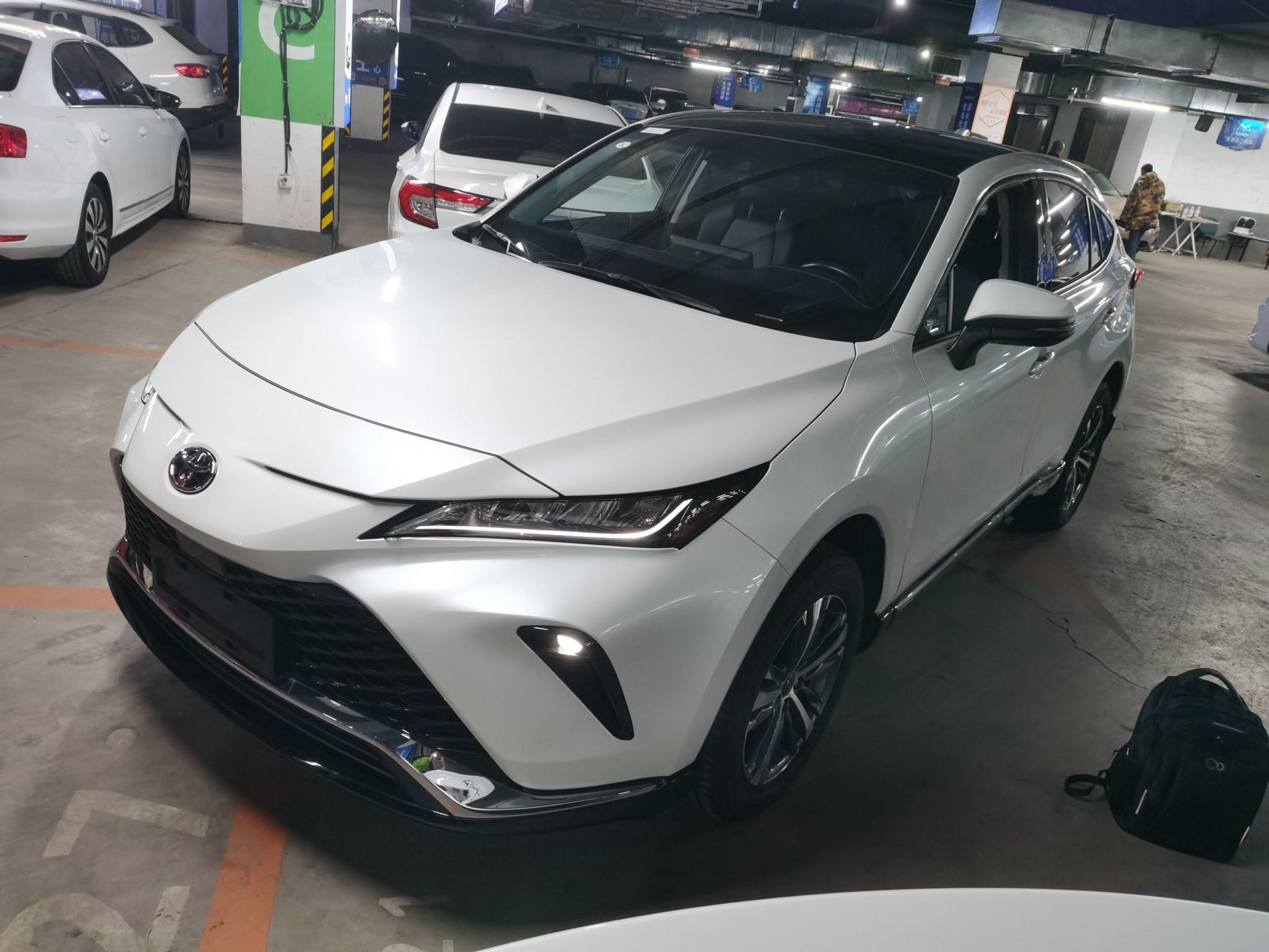 Под передней частью автомобиля