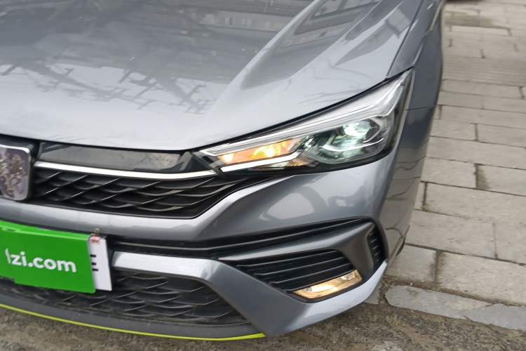 Used Roewe i5 2021 1.5L CVT Platinum Edition
