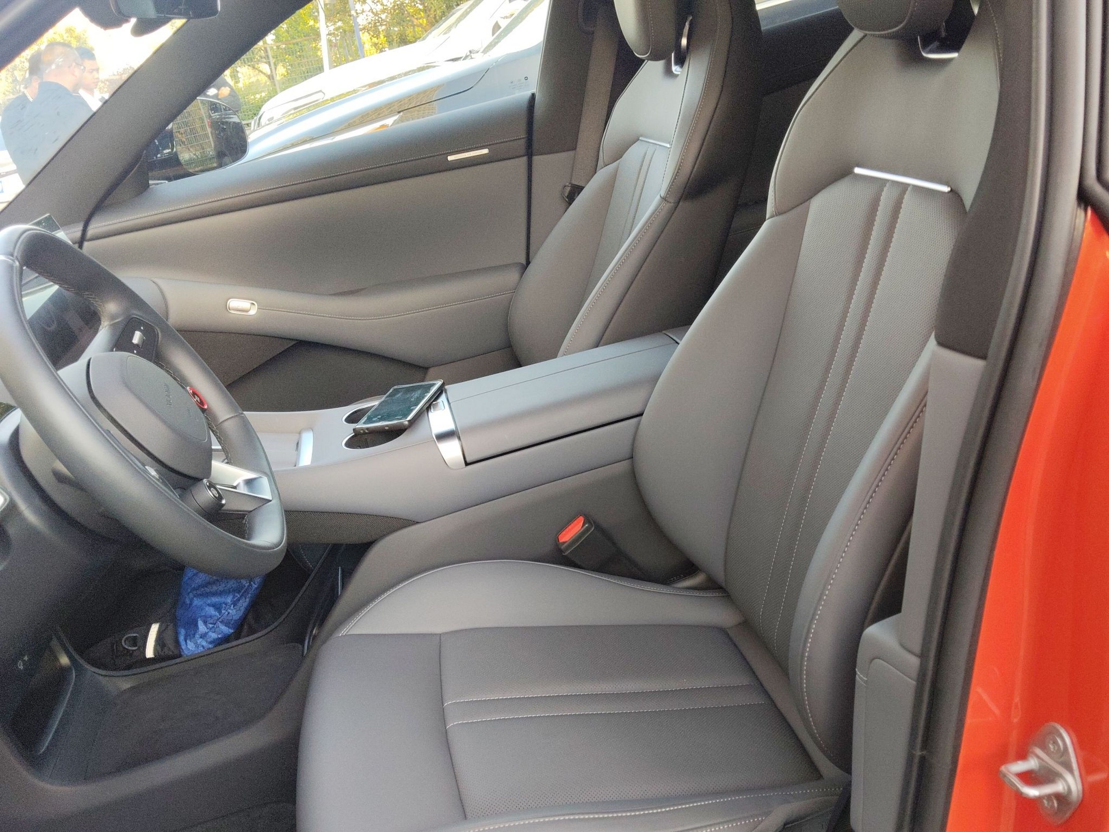 Переднее сиденье в автомобиле