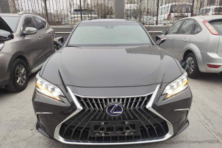 Used Lexus ES 2021 300h Deluxe Edition
