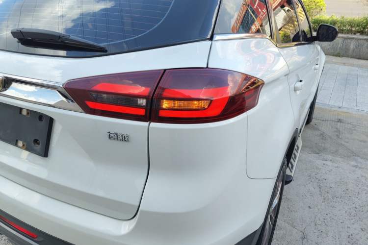 Used Geely Auto Emgrand X7 Sport 2018 2.0L Manual Two-Wheel Drive Zhiya Version
