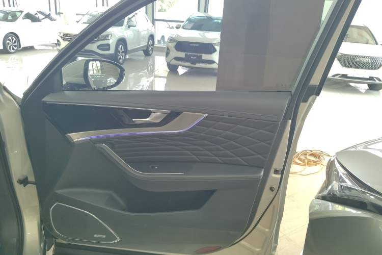 Used Hongqi HS5 2022 Facelifted Version 2.0T Smart Connect Flagship All-Wheel-Drive Edition
