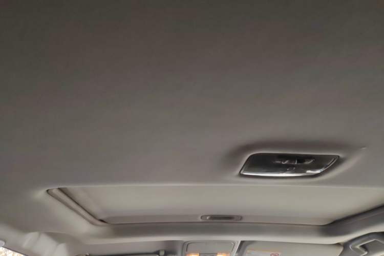 Used JMC Yusheng S350 2014 2.4T Automatic 2WD Diesel Luxury Version with Sunroof 5 Seats
