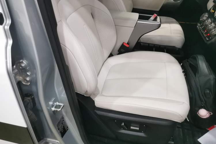 Used  V23 2025 401 Two-Wheel Drive Intelligent Driving Version
