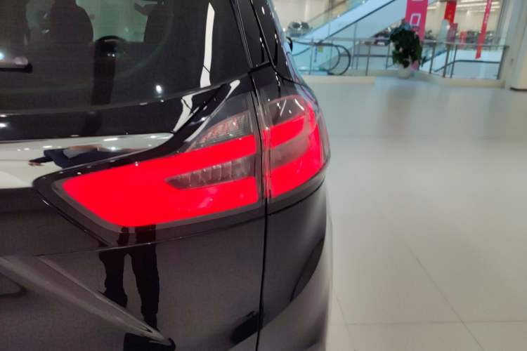 Used Ford Edge 2021 PLUS EcoBoost 245 Two-Wheel-Drive Platinum Edition 5 Seats
