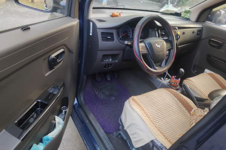 Used Wuling Rongguang V 2015 1.5L Standard Version
