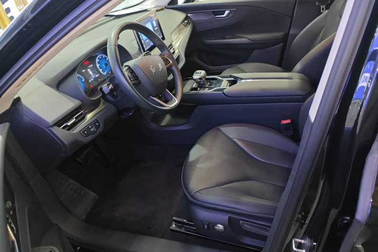 Used Hongqi E-QM5 2023 Base Travel Edition