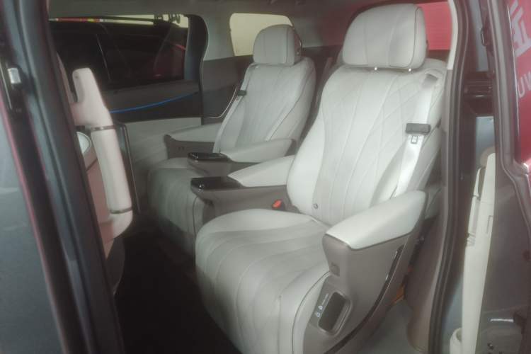 Used Denza D9 2024 DM-i 980 Four-Wheel Drive Prestige Model
