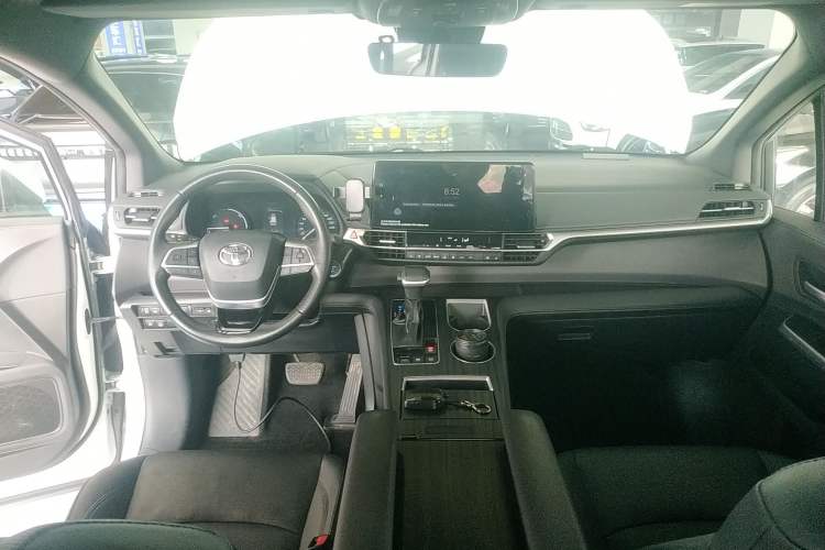 Used Toyota Sienna 2023 2.5L Hybrid Deluxe Edition
