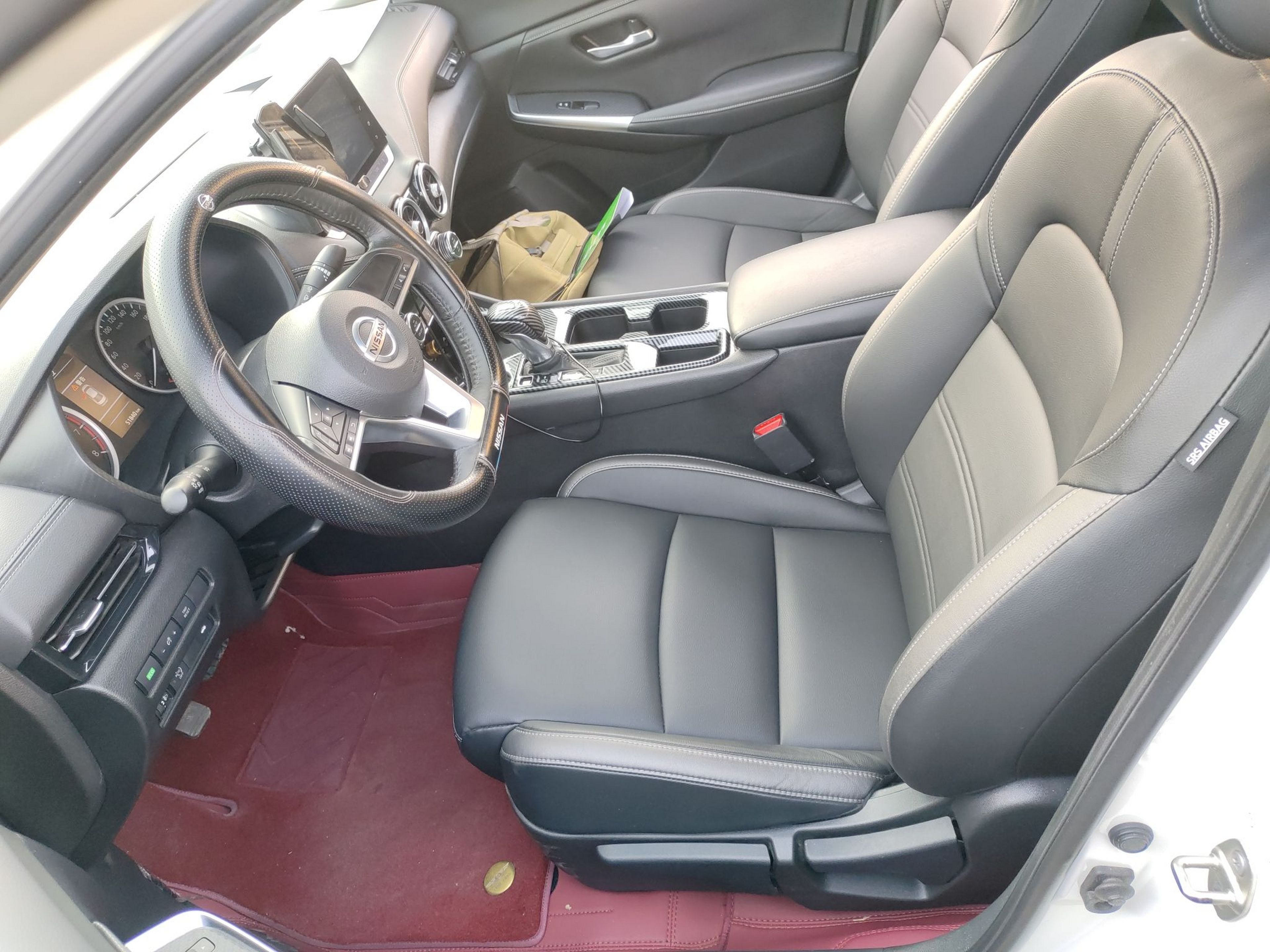 المقاعد الأمامية داخل السيارة