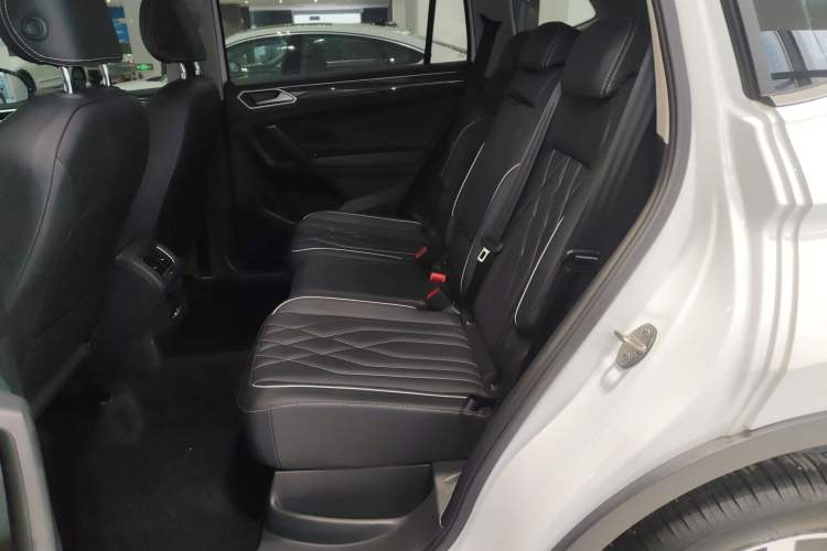 Used Volkswagen Tiguan L 2024 Outstanding Model 330TSI Automatic Two-Wheel Drive R-Line Dragon Glory Edition
