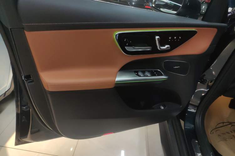 Used Mercedes-Benz GLC 2023 GLC 260 L 4MATIC Luxury Model 5 Seats
