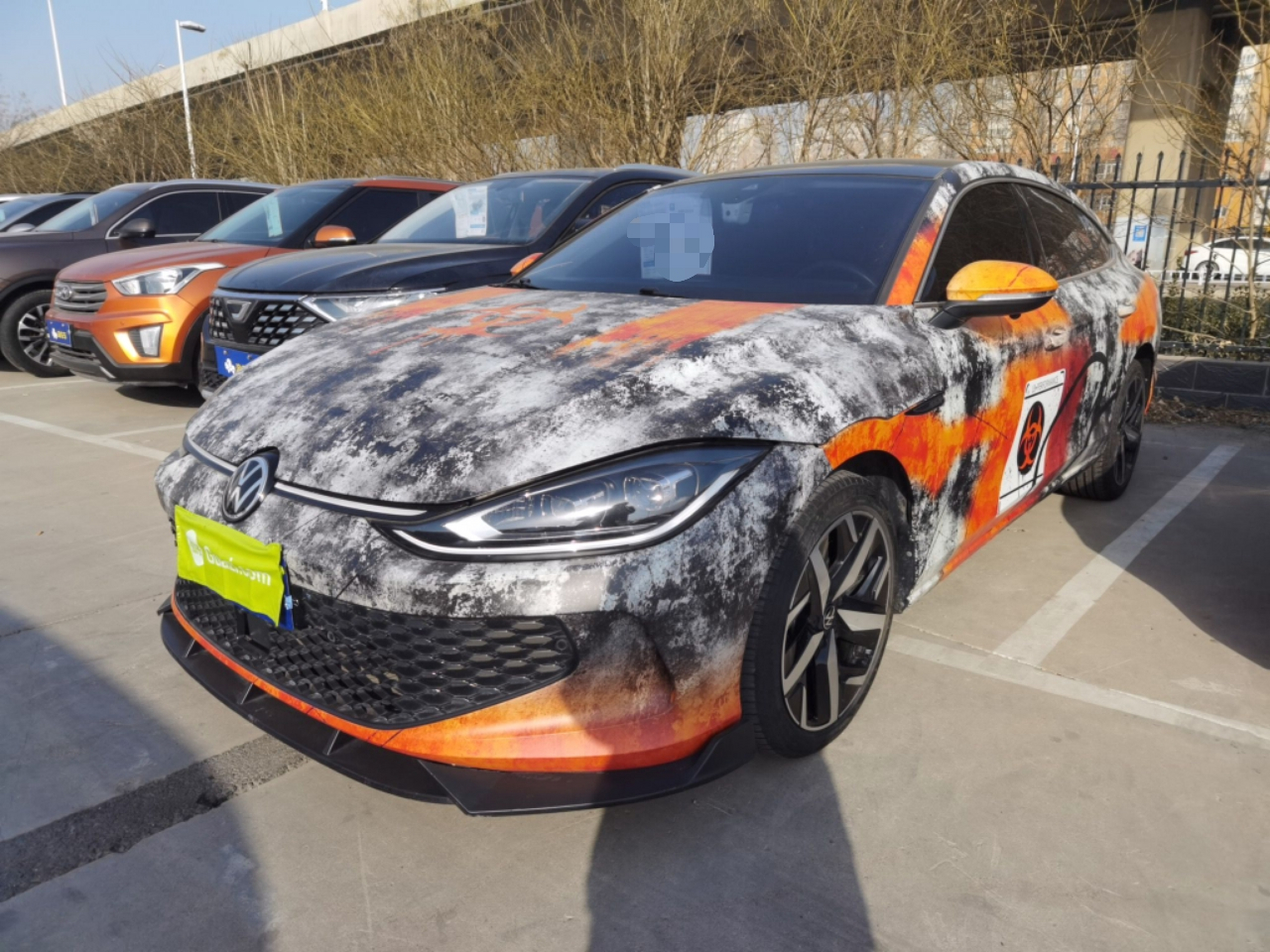 Под передней частью автомобиля