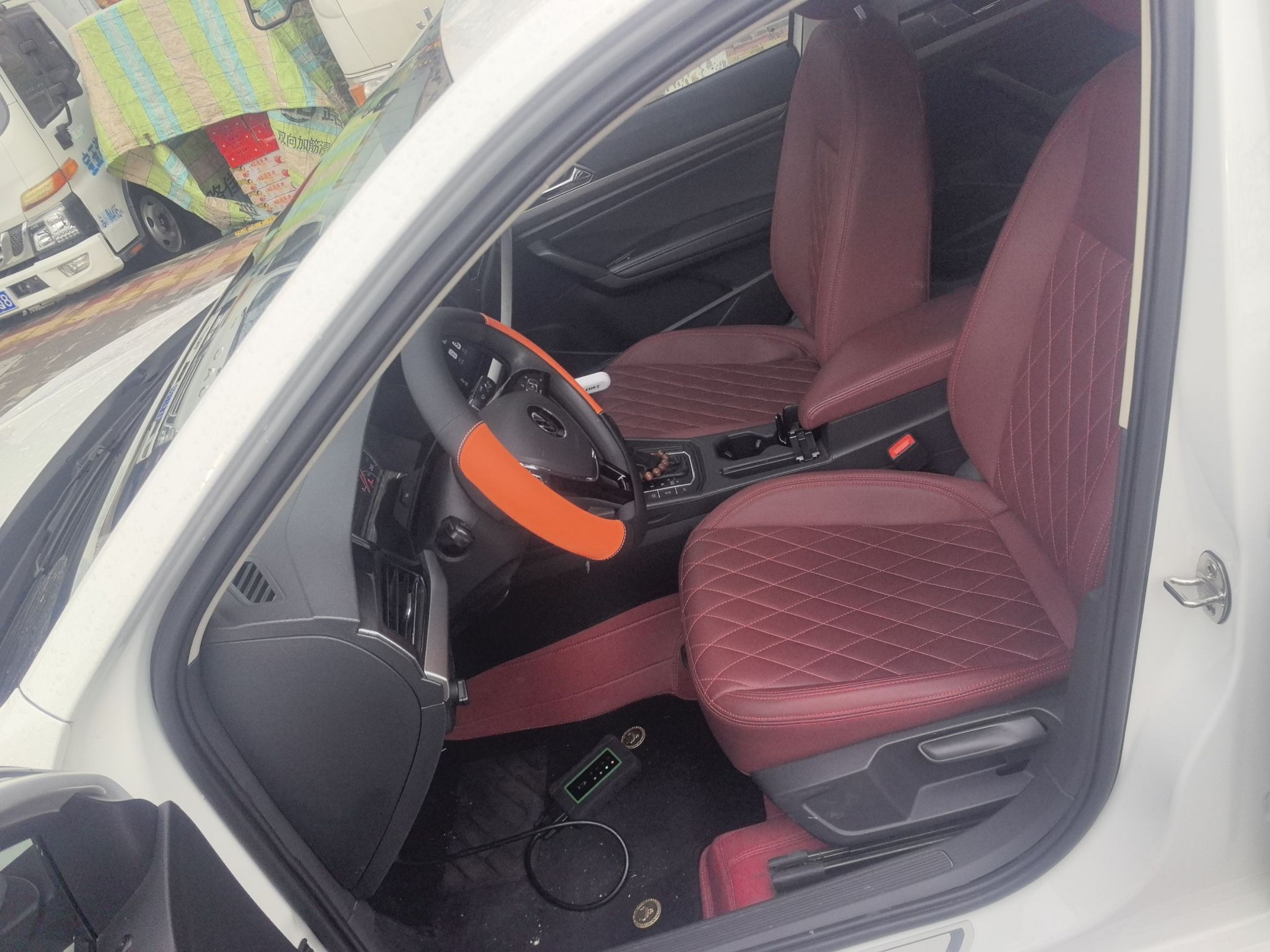 المقاعد الأمامية داخل السيارة