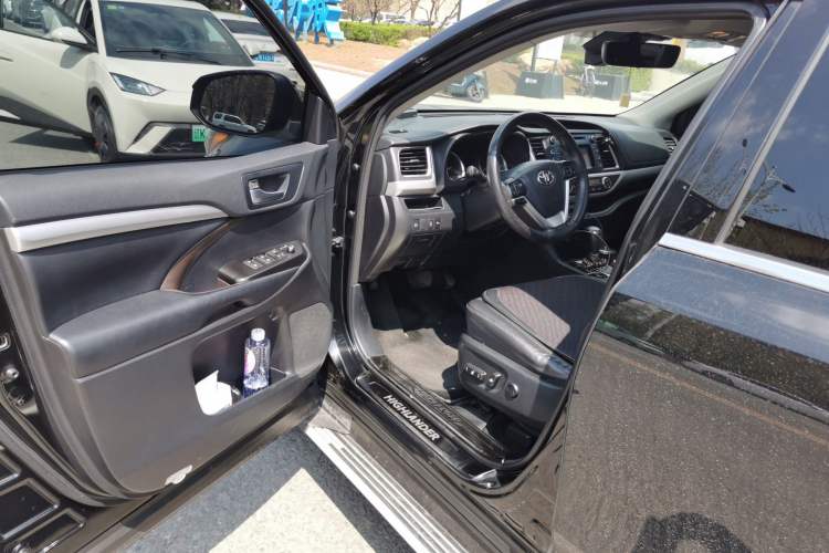 Used Toyota Highlander 2018 2.0T Four-Wheel Drive Luxury Edition 7 Seats China V Emission Standard
