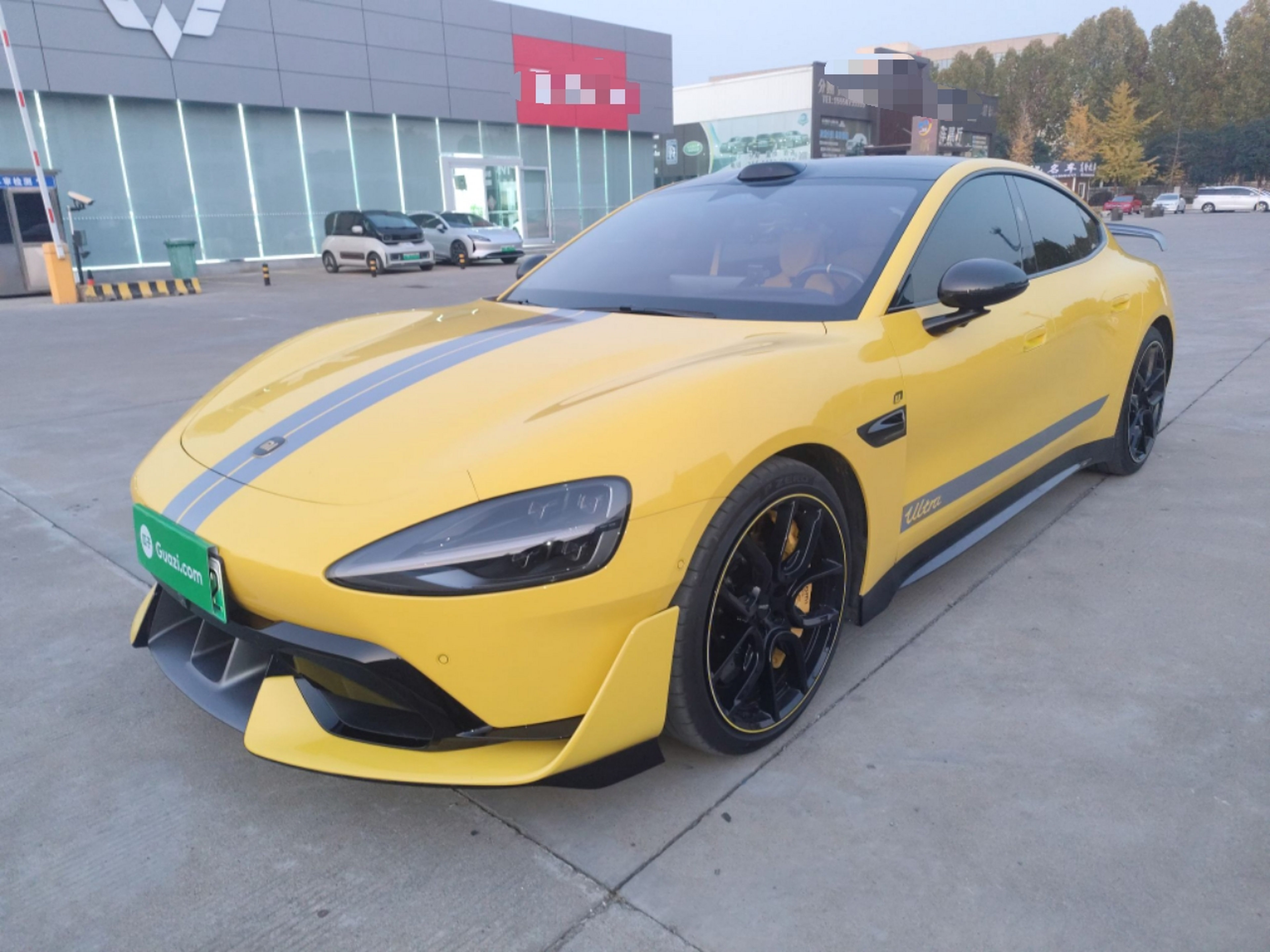 Под передней частью автомобиля