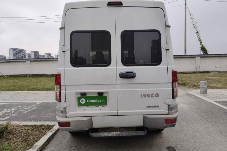 Used Iveco Daily 2020 2.5T A35 Passenger Van with Dual Tires Mid-Roof Design 5-9 Seater Side-Sliding Door China V Emission Standard
