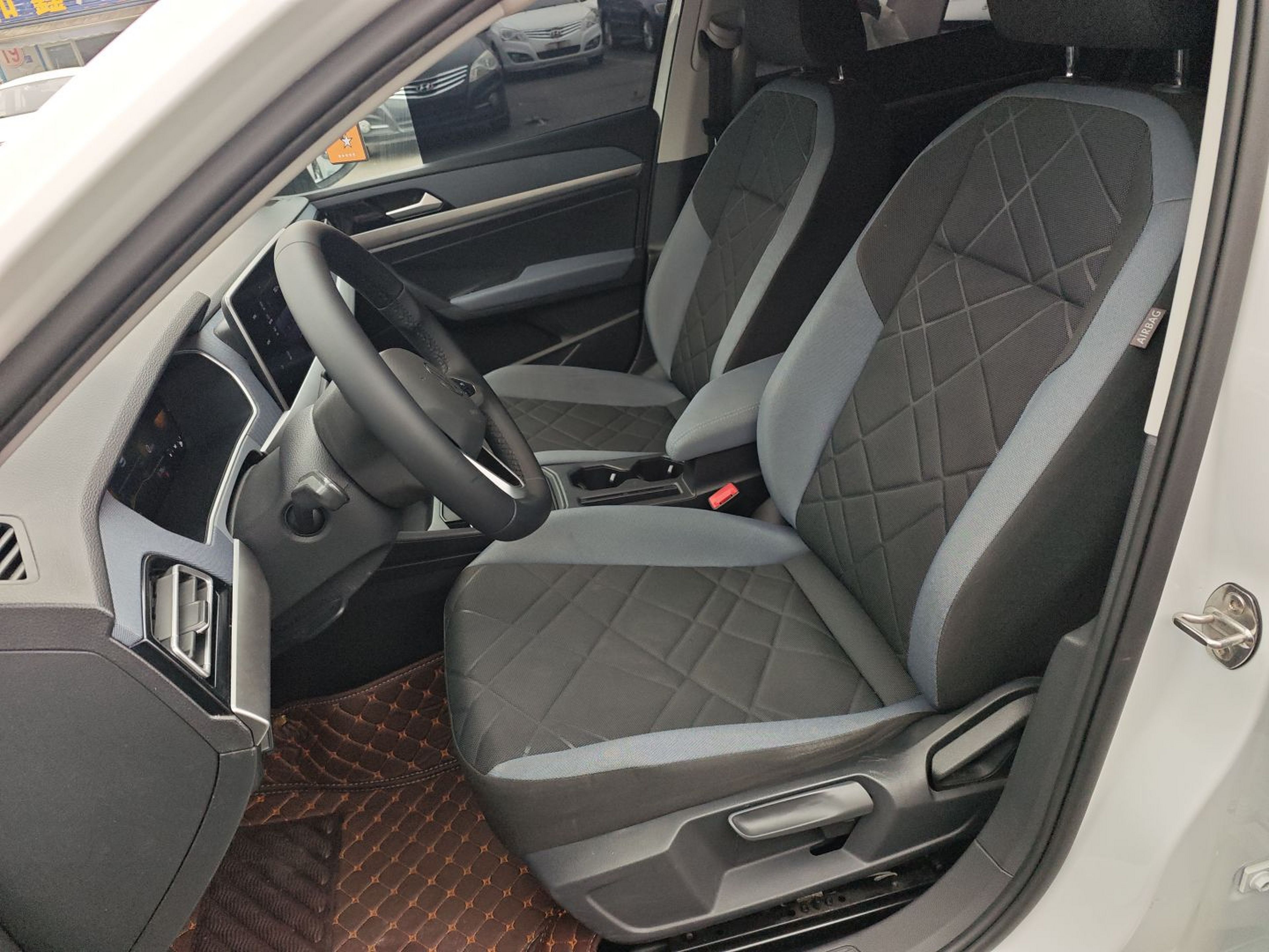 المقاعد الأمامية داخل السيارة