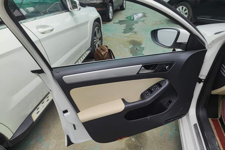 Used Volkswagen Sagitar 2014 Revised Version 1.4TSI Automatic Luxury Edition
