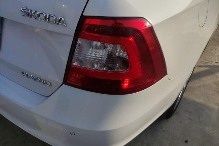 Used Skoda Rapid 2015 1.6L Automatic Smart Selection Model
