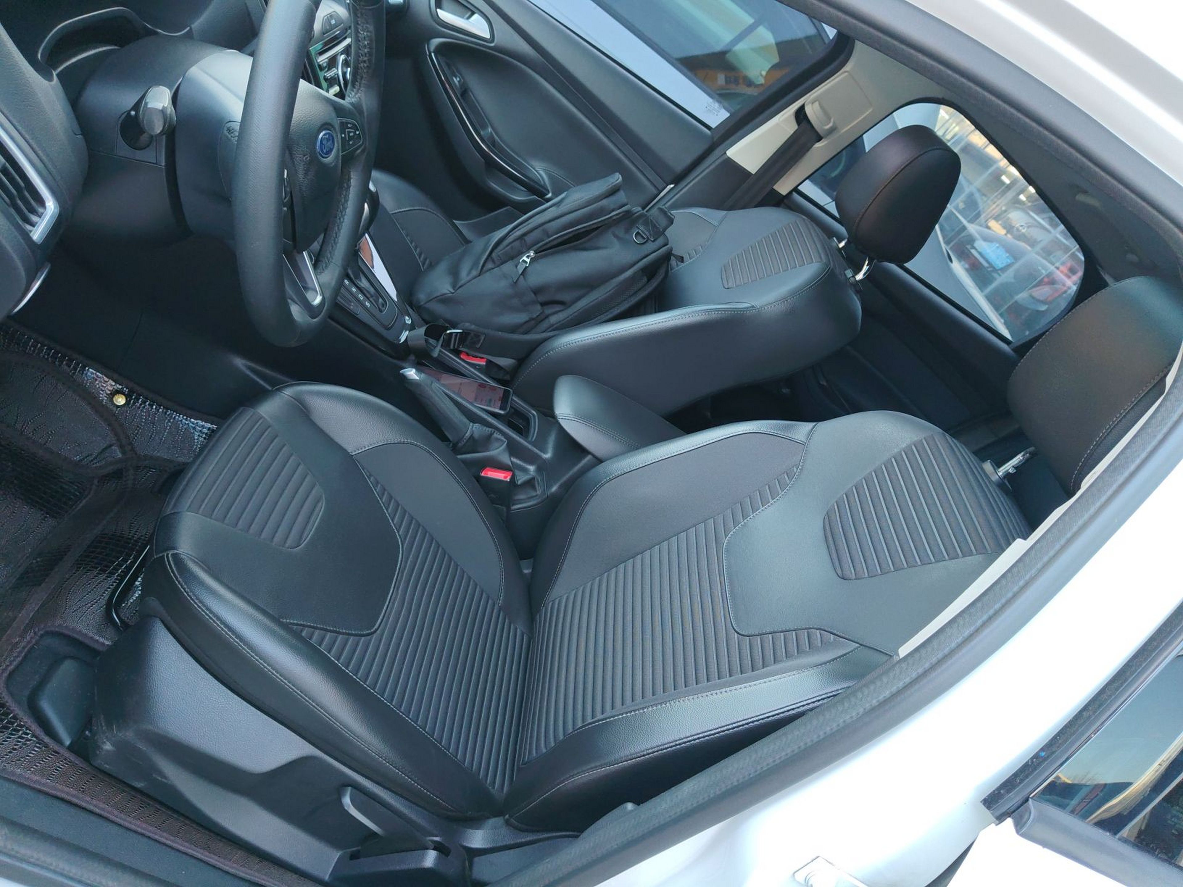 Переднее сиденье в автомобиле