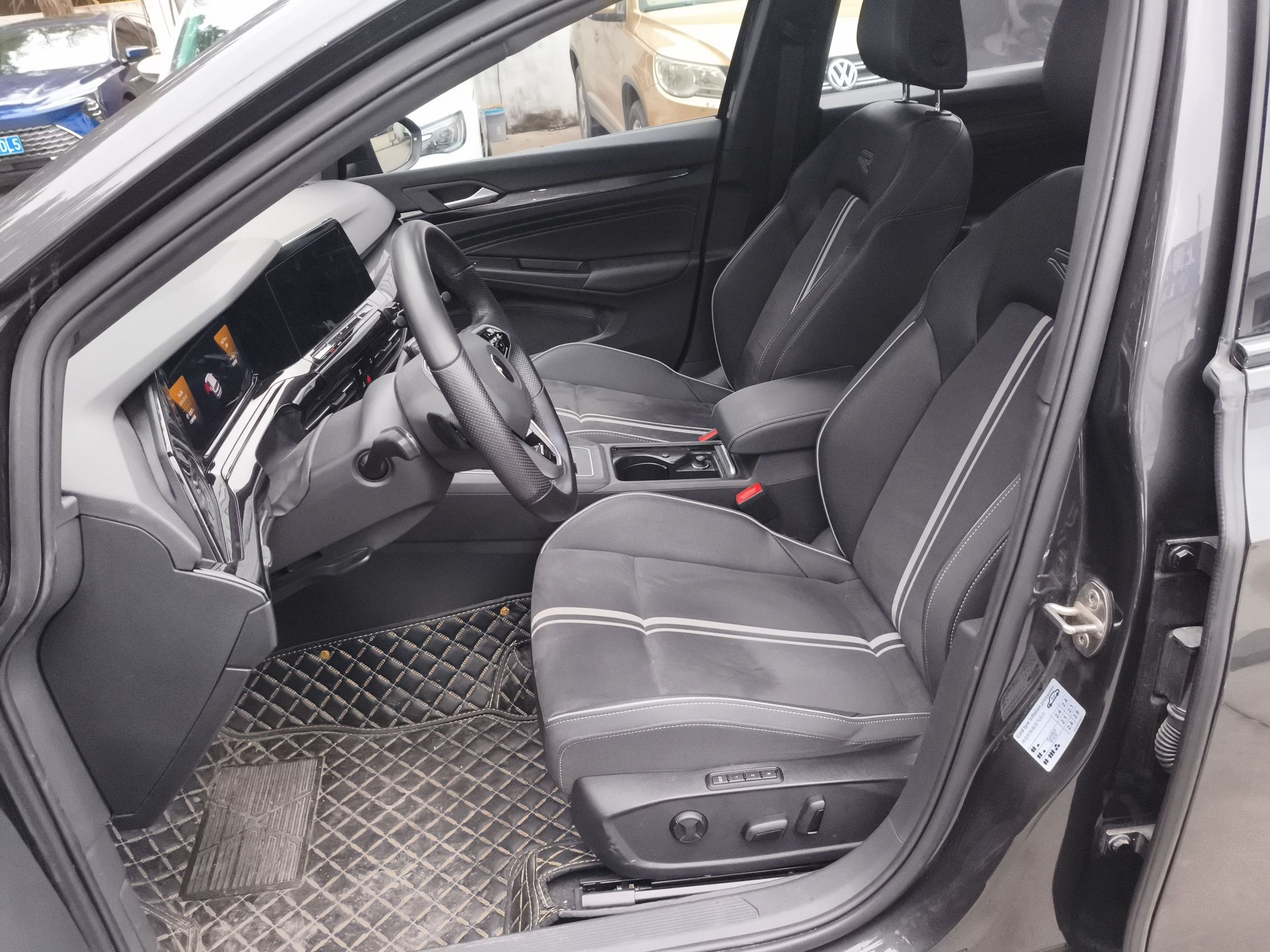 Переднее сиденье в автомобиле