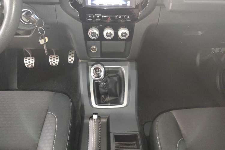 Used  BJ40 2016 40L 2.0T Manual Two-Wheel Drive Luxury Edition
