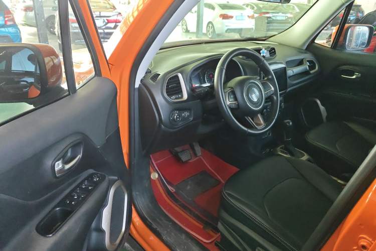 Used  Renegade 2018 Connected Large Screen Version 180T Automatic High-Energy Edition
