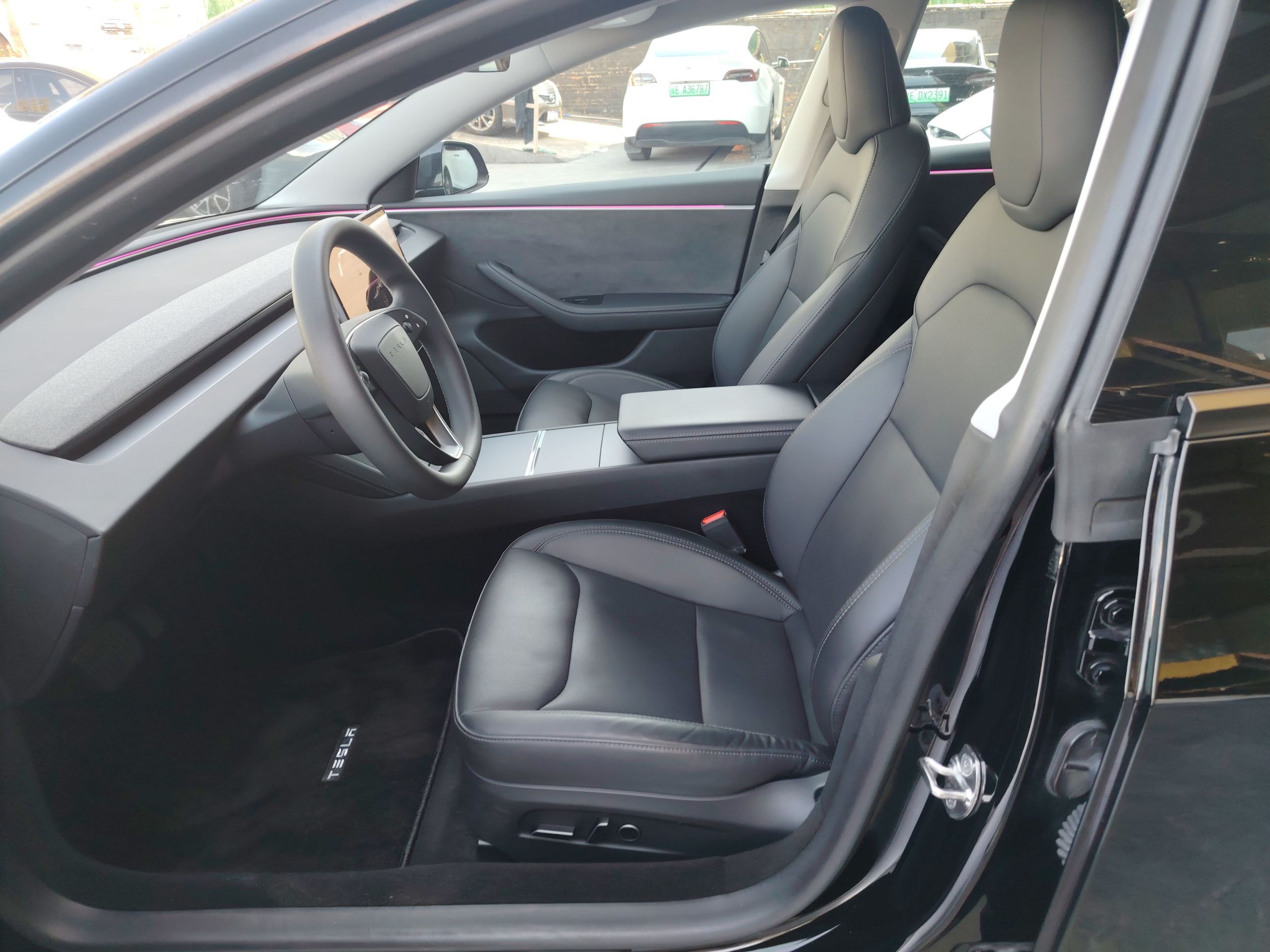 Переднее сиденье в автомобиле