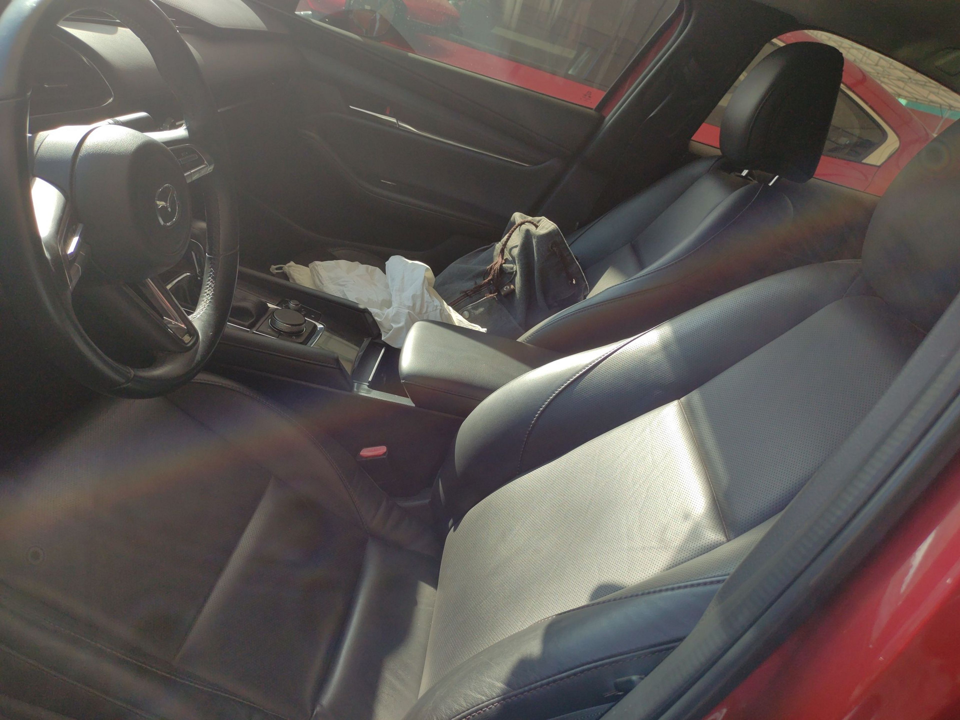 Переднее сиденье в автомобиле