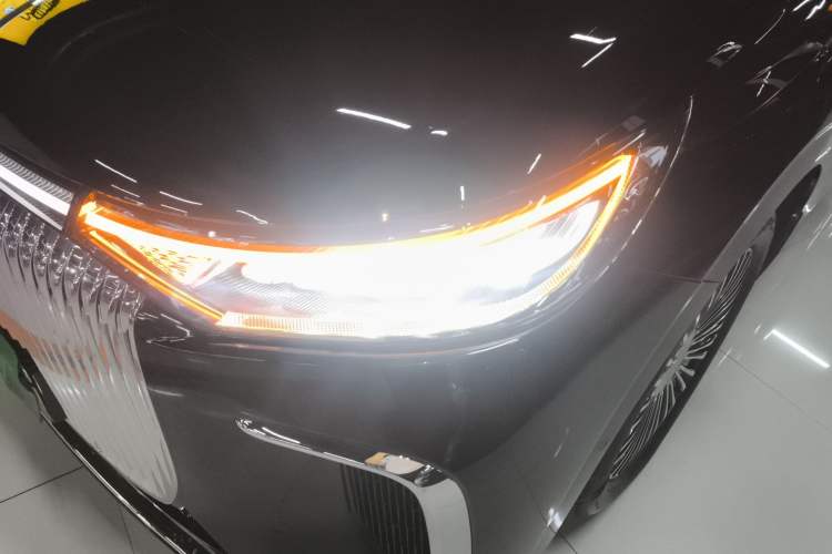 Used VOYAH Dream 2025 PHEV Four-Wheel-Drive Flagship Kunpeng Edition
