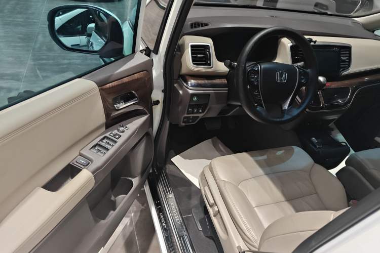 Used Honda Odyssey 2015 Revised 2.4L Luxury Edition
