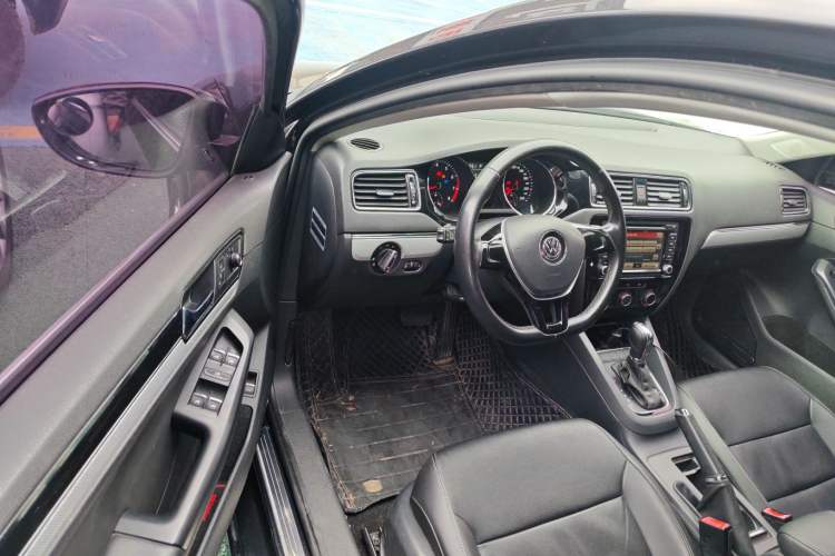 Used Volkswagen Sagitar 2015 230TSI Automatic Comfort Version
