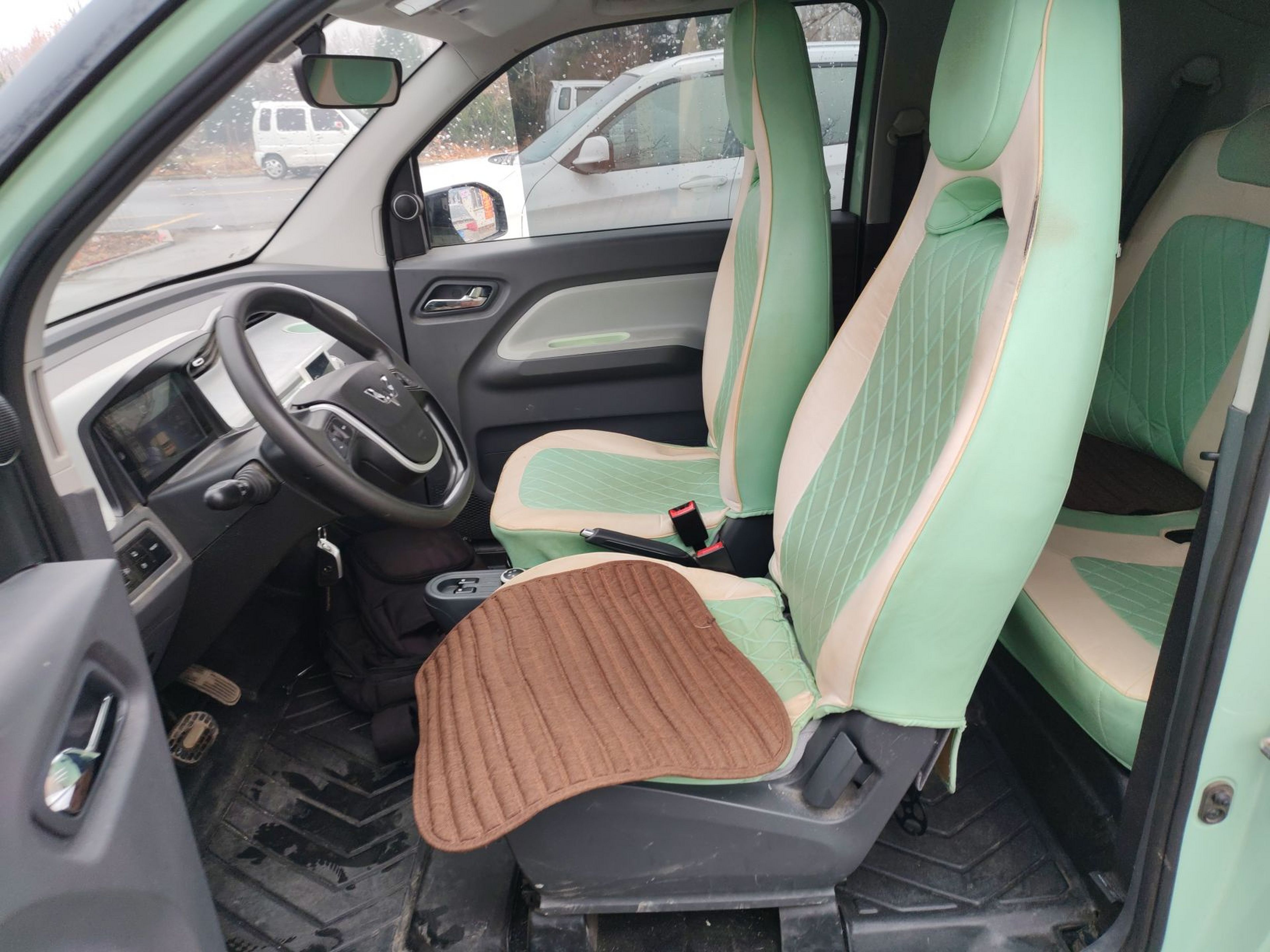 المقاعد الأمامية داخل السيارة