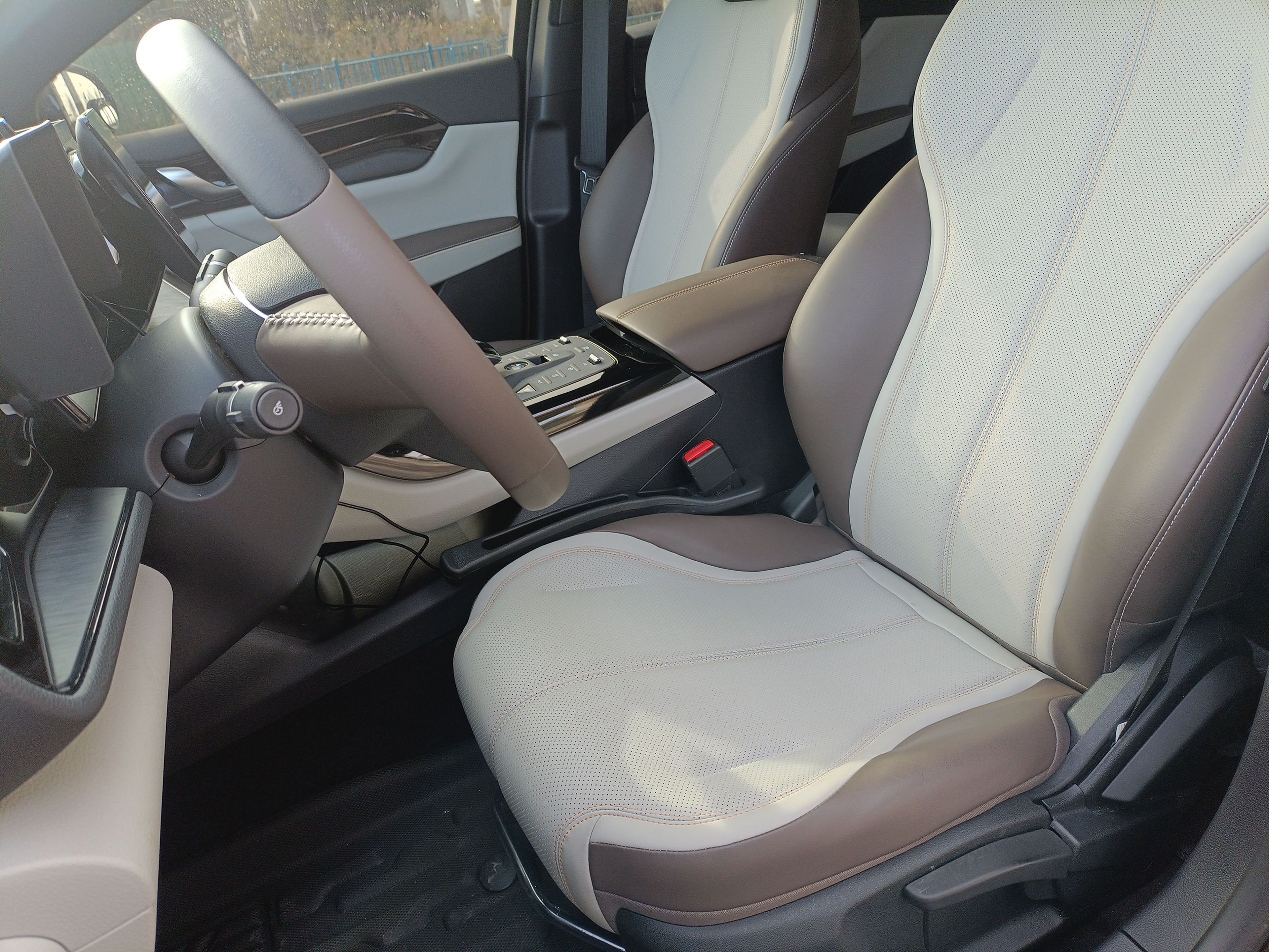 Переднее сиденье в автомобиле