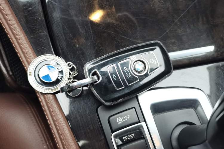 Used BMW 5 Series 2014 525Li Leading Model
