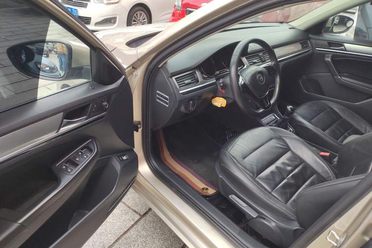 Used Volkswagen Bora 2016 1.6L manual Comfort trim level
