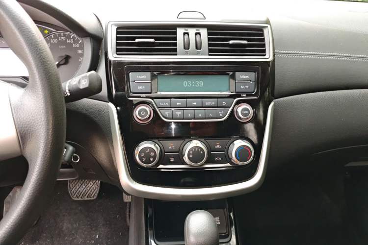 Used Nissan Tiida 2016 1.6L CVT Cool Dynamic Edition
