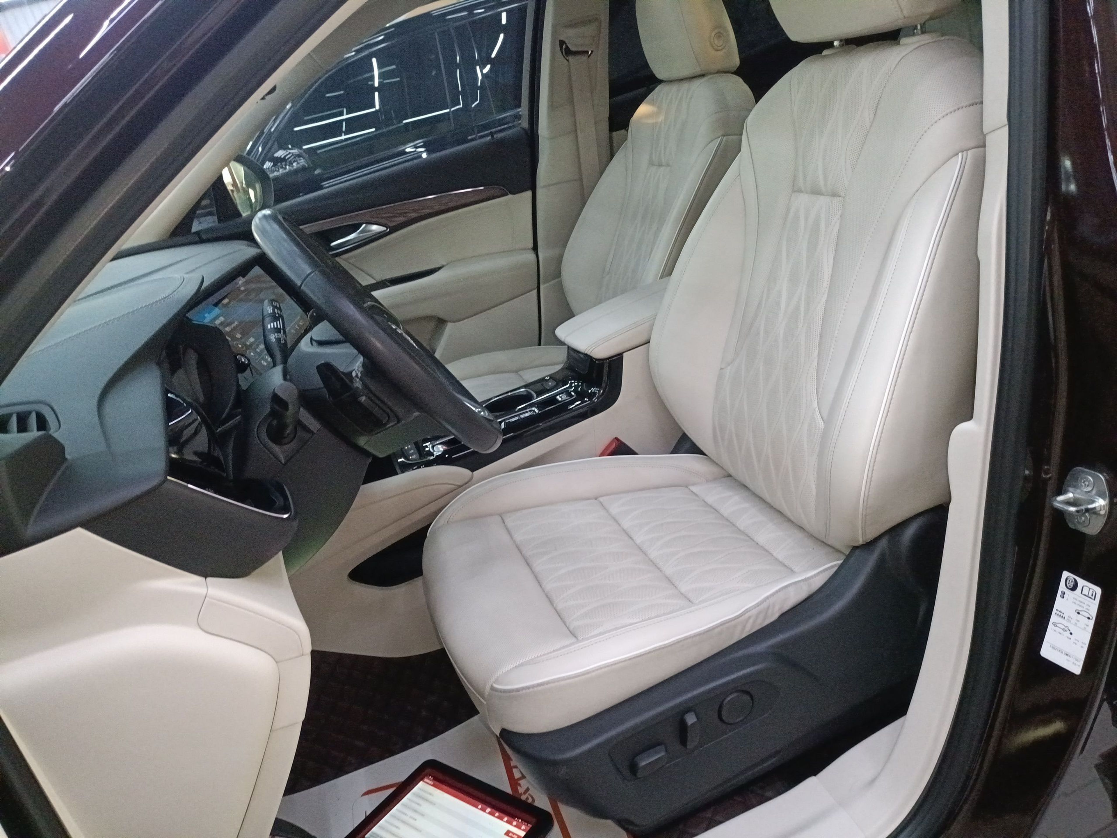 المقاعد الأمامية داخل السيارة