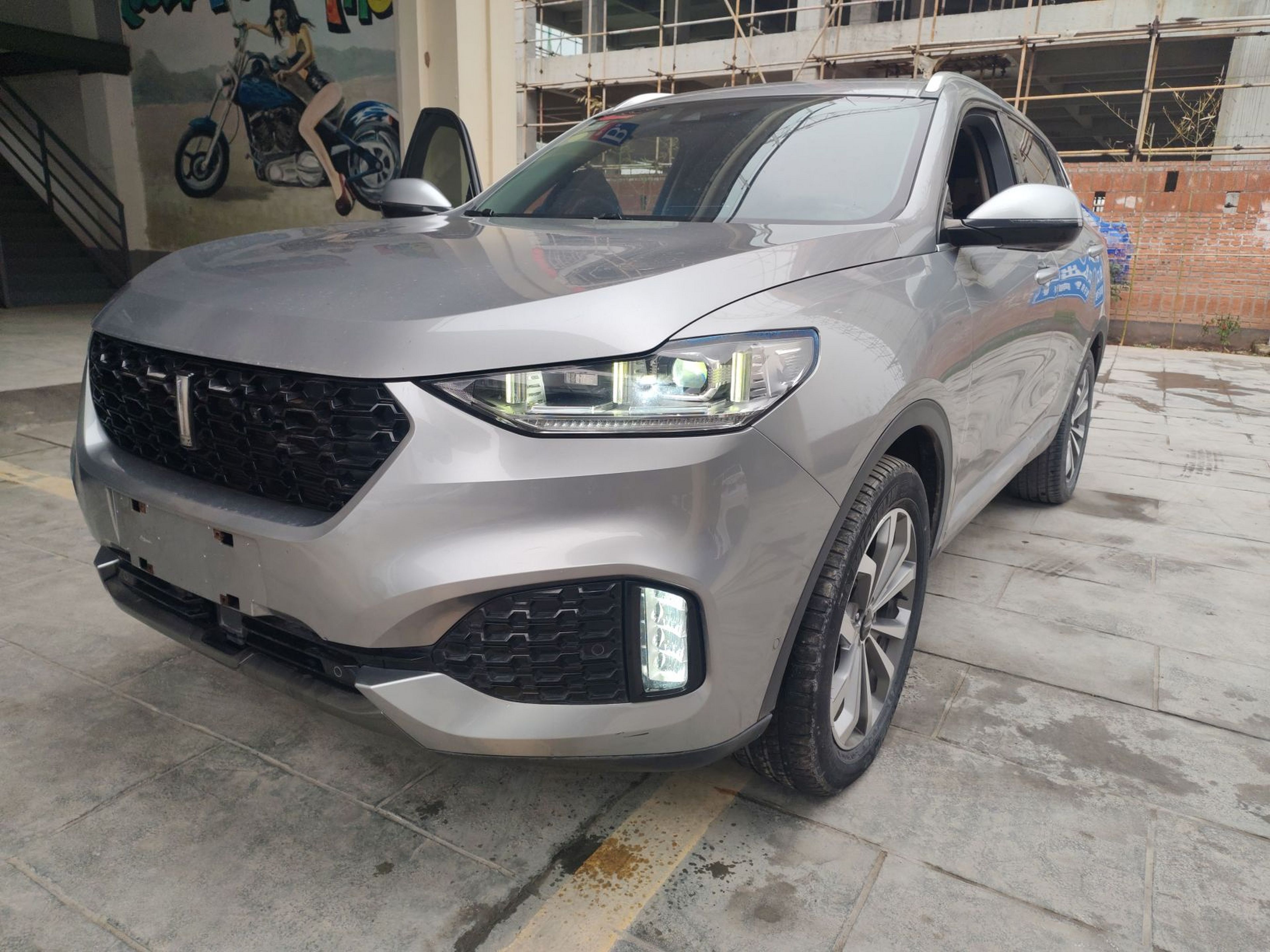 تحت مقدمة السيارة