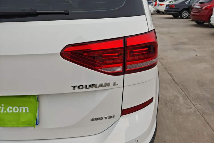 Used Volkswagen Touran 2018 Volkswagen Touran L 280TSI DSG Boundary Edition 7 Seats China VI Standard
