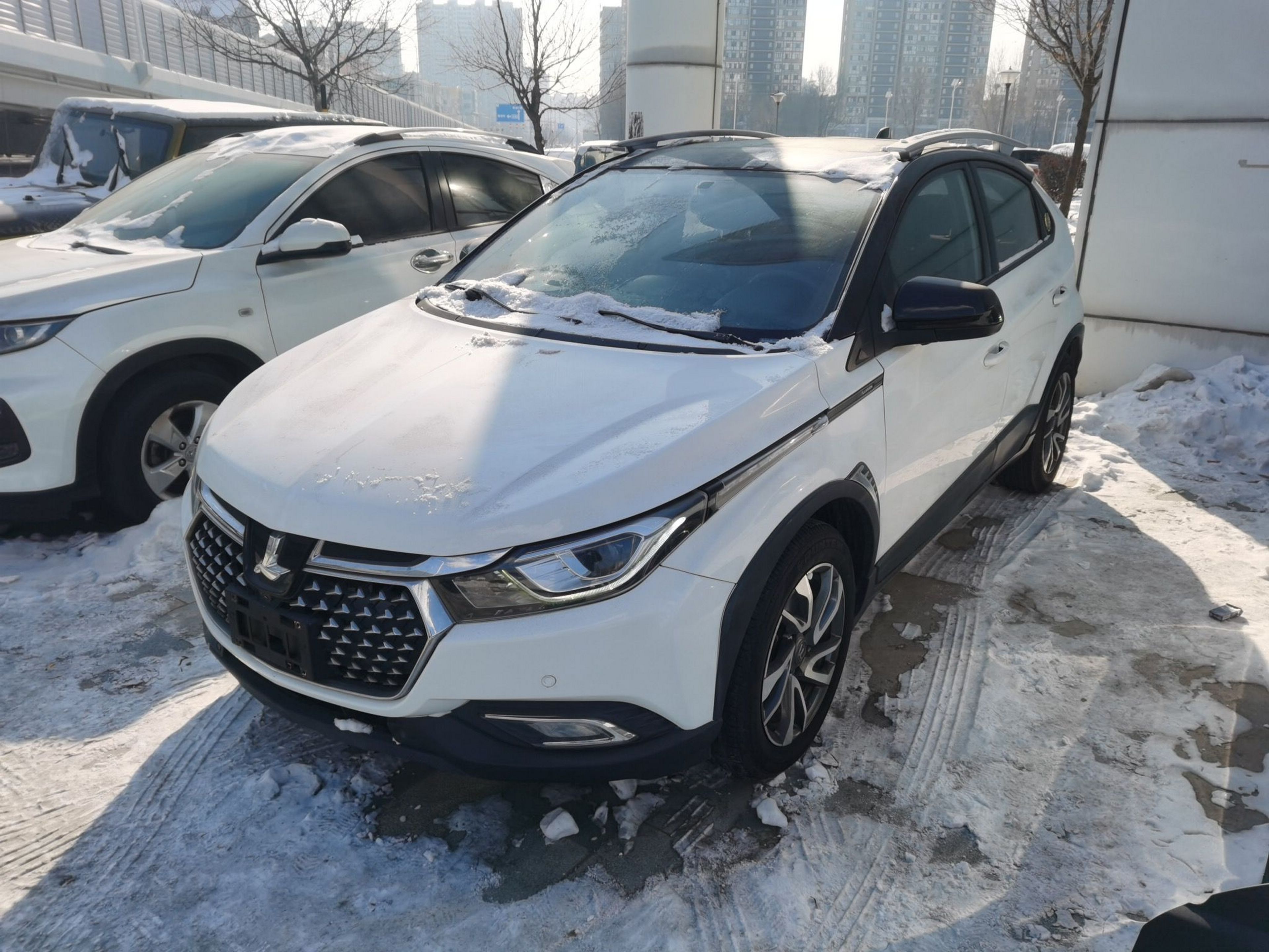 تحت مقدمة السيارة