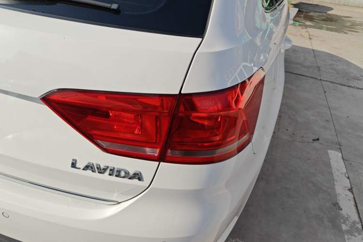 Used Volkswagen Gran Lavida 2013 1.6L Manual Comfort Model