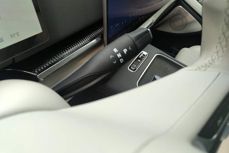 Used VOYAH Dream 2025 PHEV Four-Wheel-Drive Flagship Kunpeng Edition
