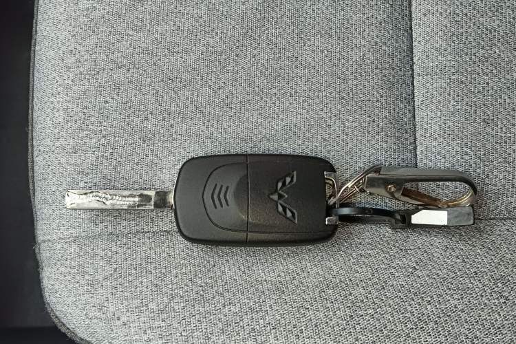 Used Wuling Yangguang 2024 300km Comfort-Grade Passenger Van 60kW
