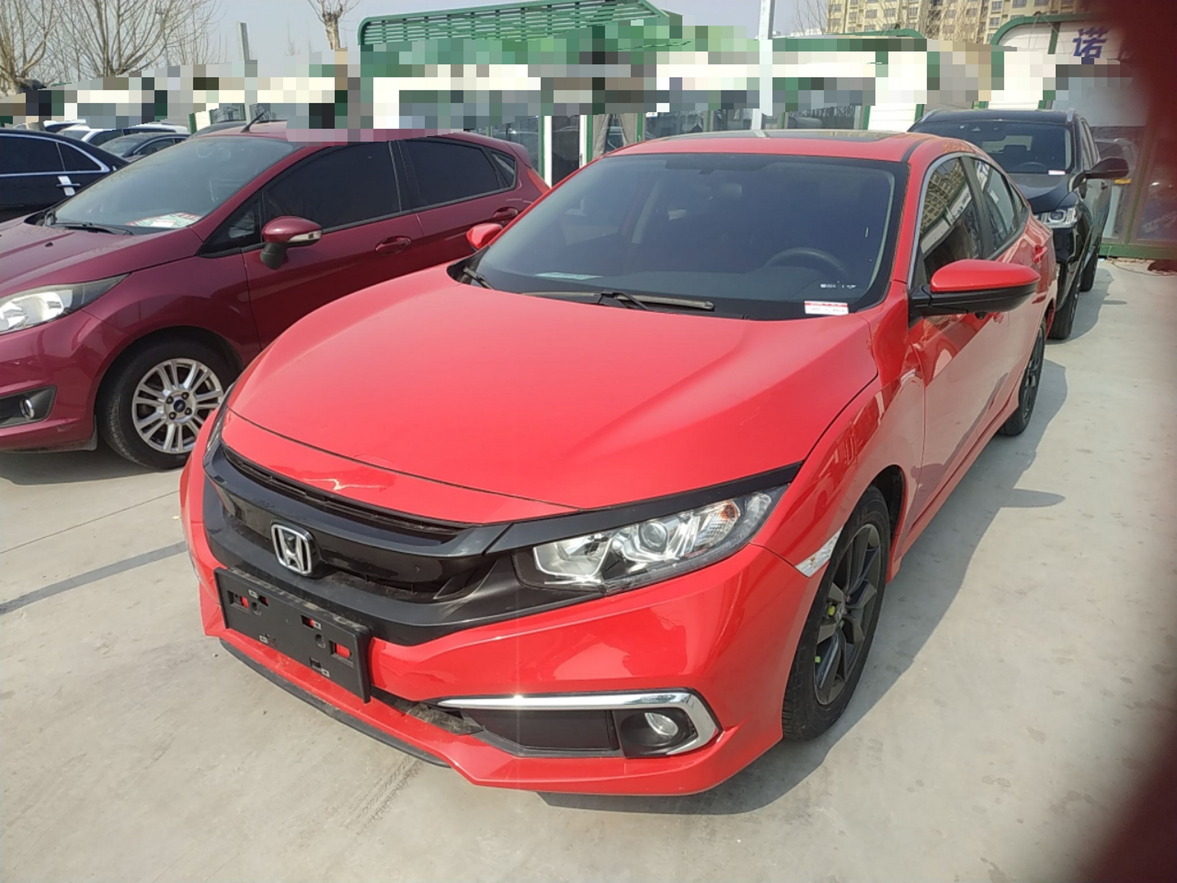 تحت مقدمة السيارة