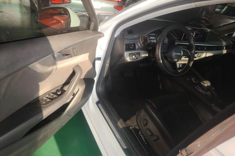 Used Audi A4L 2017 40 TFSI Ambition Edition
